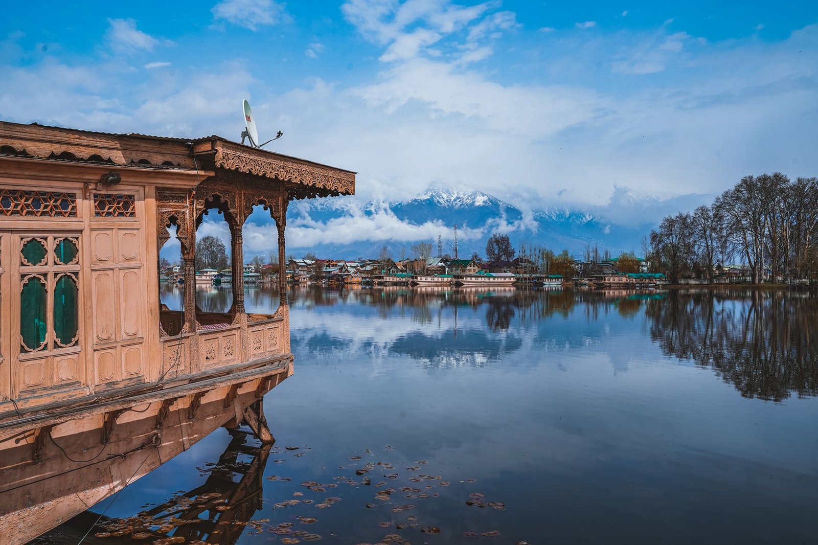 Srinagar Houseboat Escape
